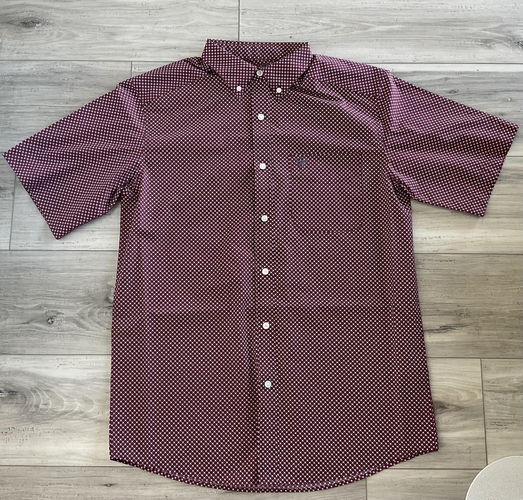 ARIAT MEN’S PIPPIN MAROON BANNER GEO PRINT SHORT SLEEVE SHIRT | 10071729