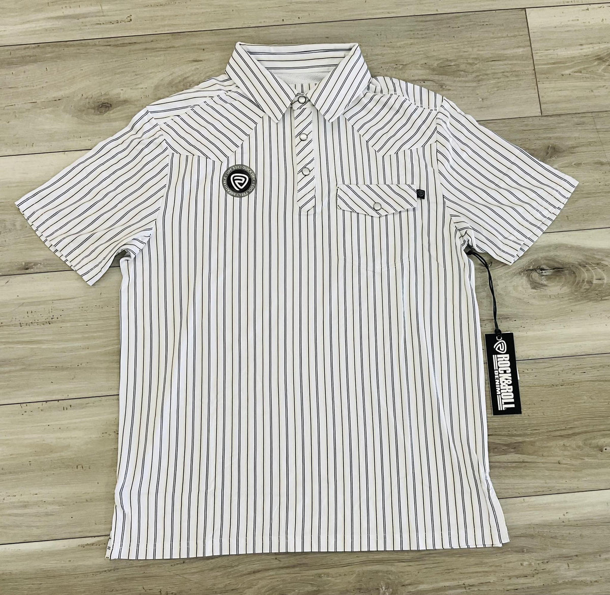 ROCK & ROLL MEN’S WHITE STRIPED WESTERN VENTED POLO |BM51T09593