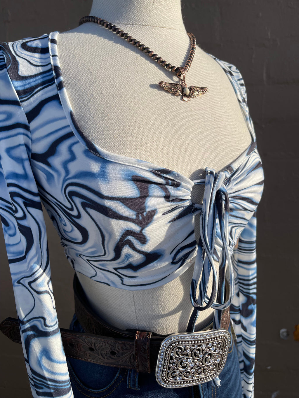 MARBLE PRINT TIE FRONT CROP TOP